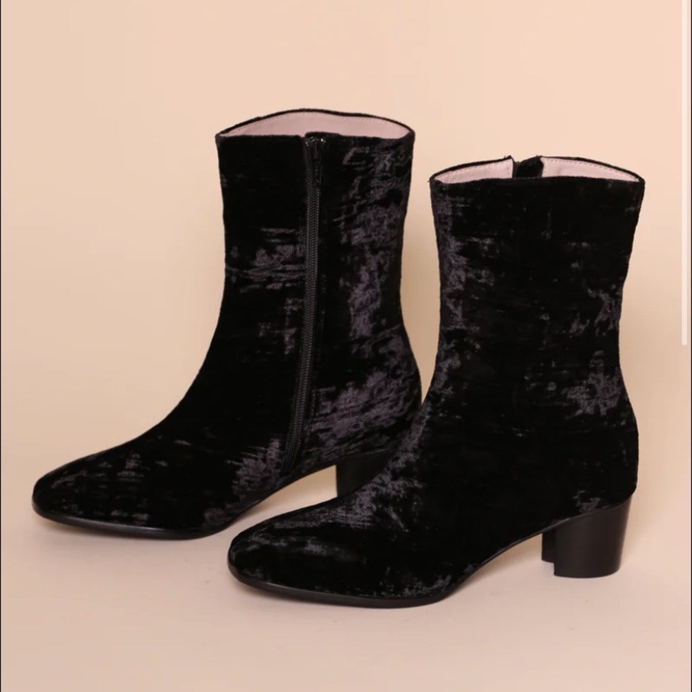 Intentionally blank hype black velvet boots 8